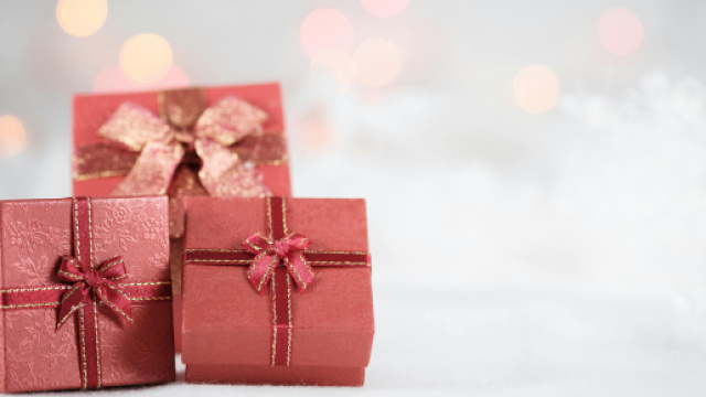 Pacchi regalo rossi natalizi - &copy; Pexels