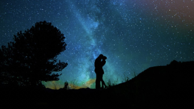 Bacio sotto le stelle &copy; pixabay.com