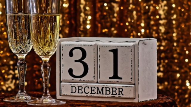 Calici di spumante e calendario del 31 dicembre - &copy; Pixabay