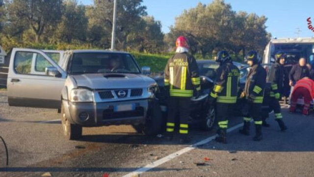 Scontro tra una Nissan Navara e una Nissan Qashqai - &copy; Vigili del Fuoco