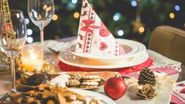 Tavola apparecchiata per Natale - &copy;Pexels