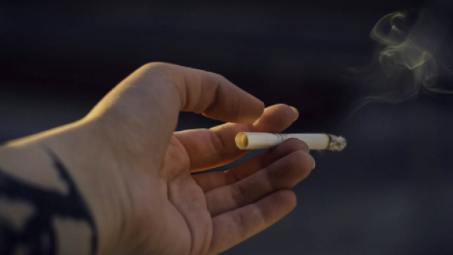 Una sigaretta accesa all'aperto - Foto &copy; Pexels