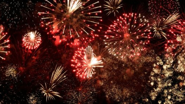 Fuochi d'artificio colorati- &copy; Pexels.
