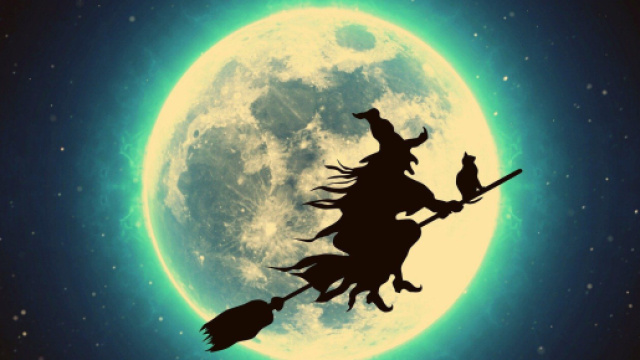 Sagoma di befana sulla scopa con un gattino &copy; Pixabay