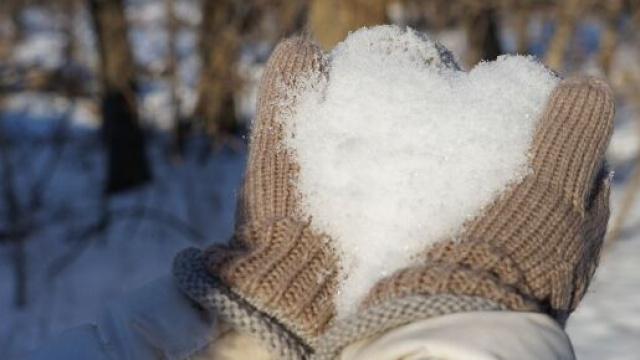 Un cuore fatto con la neve (&copy;pixabay.com)