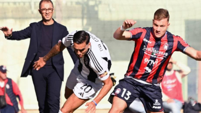 Nicol&ograve; Armini, difensore del Crotone - &copy; Facebook / FcCrotone