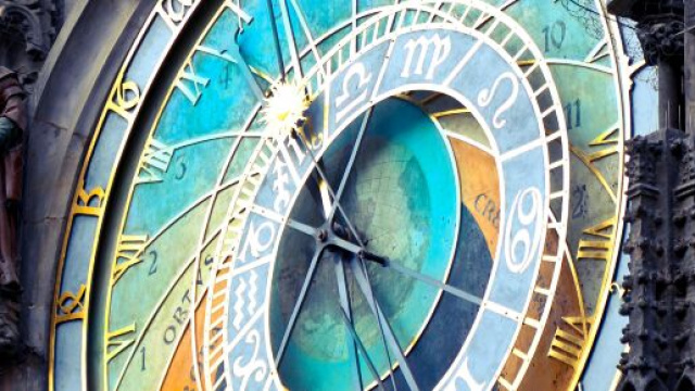 Orologio con segni dello zodiaco &copy; Pexels