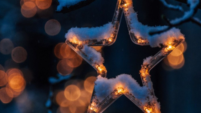 Una stella natalizia innevata e luminosa &copy; Pixabay
