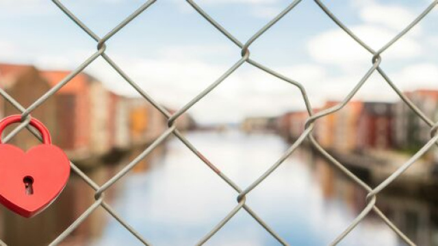 Lucchetto a forma di cuore appeso- &copy; Pexels