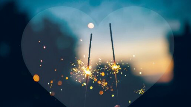 Due fuochi artificiali e un cuore &copy; Pixabay