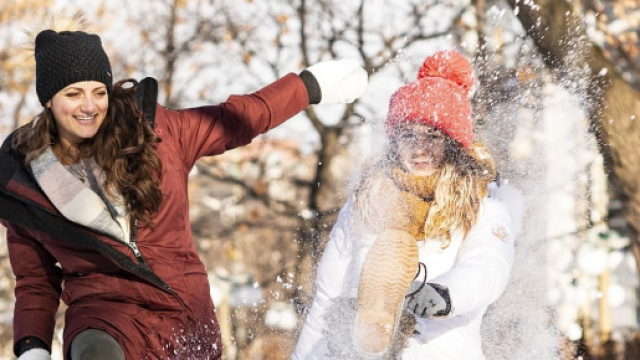 Ragazze scherzano con la neve - &copy; Pixabay