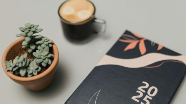 Agenda del 2025 con alcune piante- &copy; Pexels