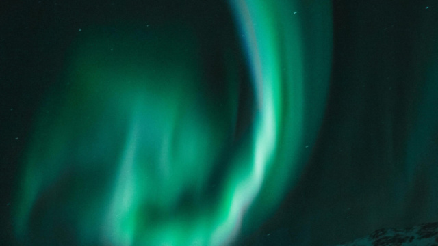 Aurora boreale e montagne &copy; Pexels