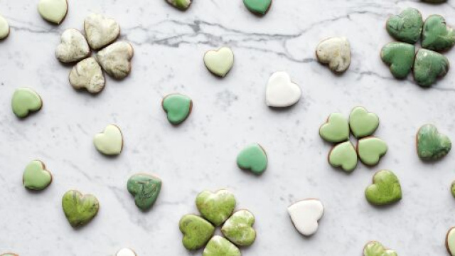 Cuori e quadrifogli su marmo -&copy; Pexels