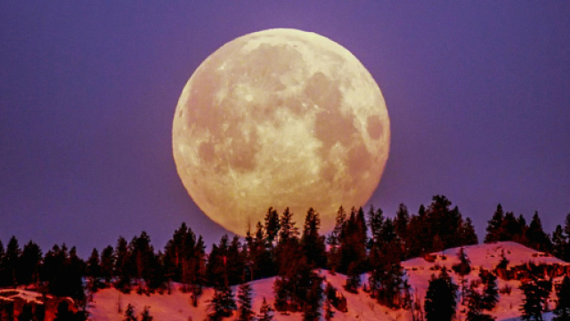 Luna piena in un paesaggio innevato &copy; Pexels