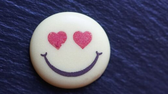 Una faccina sorridente e innamorata &copy; Pixabay