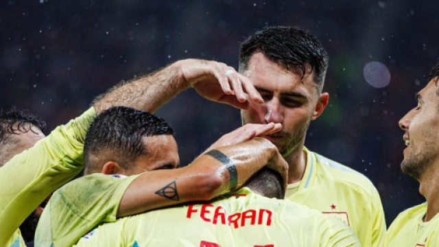 Ferran Torres esulta con i compagni &copy; Facebook