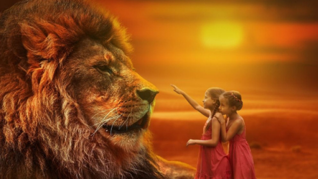 Un leone con due bambini ad ammirarlo - &copy; Pixabay