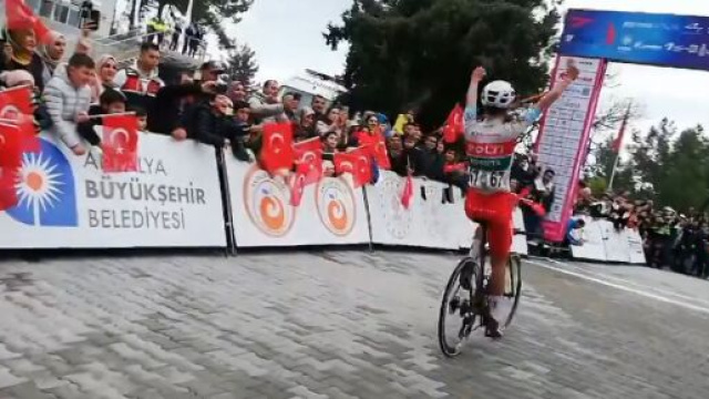 Ciclismo, Davide Piganzoli stacca tutti in salita e vince al Tour of Antalya