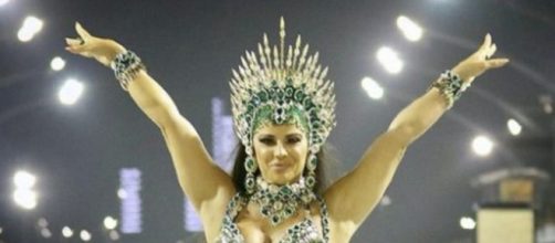 Viviane Ara&uacute;jo desfilou pela Mancha Verde em SP (Reprodu&ccedil;&atilde;o/Instagram/@vivianearaujo)