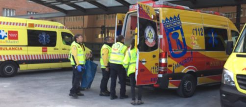 Los Bomberos tuvieron que forzar la puerta del piso en Madrid donde hallaron los cad&aacute;veres de madre e hijo (X, @EmergenciasMad)