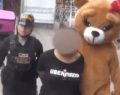 Un policia se disfraza de oso de peluche en una redada para detener a dos mujeres en Perú