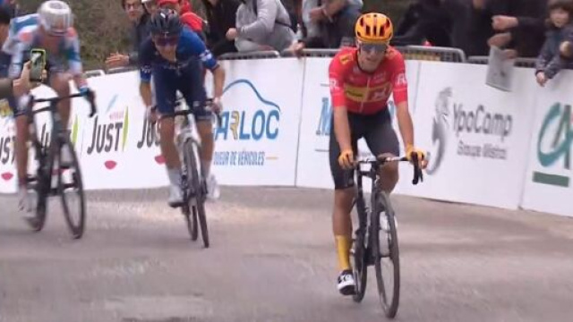 Ciclismo: Johannessen smette di pedalare e regala la Classic Var a Lenny Martinez (Video)