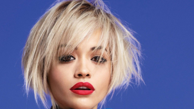 Tagli capelli e tonalit&agrave;, inverno 2024, il sonic silver e il bob di Rita Ora