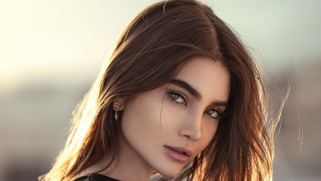 Tagli capelli medi e tonalit&agrave; per l'inverno 2024, il soft cherry brown e il clavicut