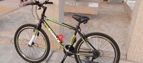Dos niños regalan su bicicleta a un joven repartidor al que le robaron la suya en Marbella