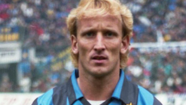 Andreas Brehme con la maglia dell'Inter nella stagione 1989-90.