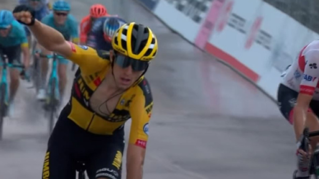 George Bennett: 'Lo sforzo &egrave; mangiare abbastanza, dopo cena assumo altre mille calorie'