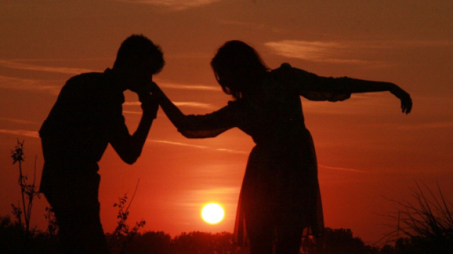 L'oroscopo del 25 febbraio: Gemelli ricordi dolci, Leone troppo possessivo.