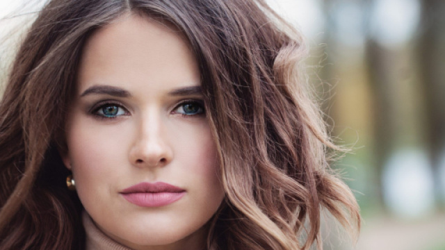 Tagli capelli e tonalit&agrave; per la primavera 2024, il castano cioccolato di Meghan Markle e il wob