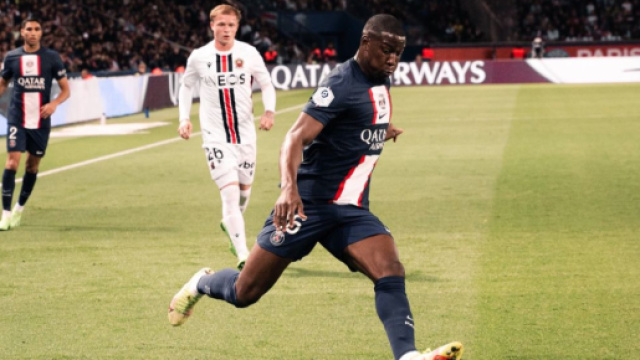 Mukiele ne joue presque plus au PSG. (screenshot Twitter @psgcommunity)