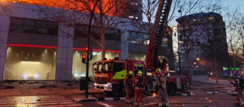Los Bomberos salvaron decenas de vidas en el incendio de las dos torres en Valencia (X, @BombersValencia)