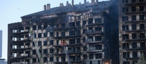 El fuego se propag&oacute; r&aacute;pidamente por las dos torres de Valencia (X, @bomberosvlc)