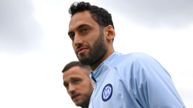 Problema all'adduttore della coscia destra per Calhanoglu. Salter&agrave; i prossimi due match