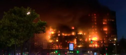 Las planchas de aluminio se desprend&iacute;an mientras el fuego devoraba el inmueble (Youtube, RTVE Noticias)