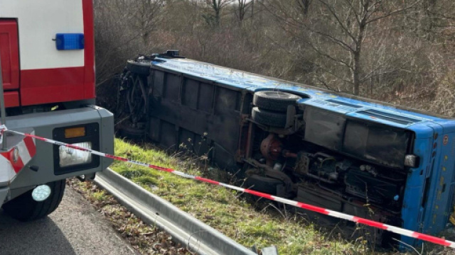 Autobus pieno di studenti finisce fuori strada in provincia di Potenza.