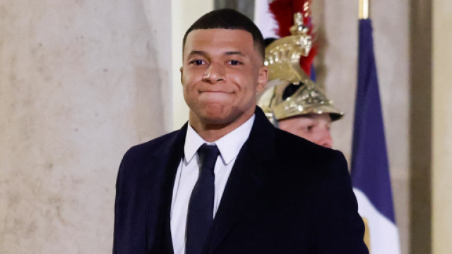 Les images de l'arriv&eacute;e de Mbapp&eacute; &agrave; l'Elys&eacute;e (capture X Actu Foot)