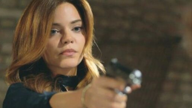 Terra amara, trame ultima stagione: Zuleyha sequestra Gomusoglu e lo minaccia con un'arma.