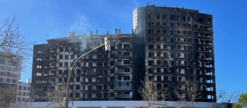Despiden en Museros a las dos primeras víctimas enterradas del incendio del edificio en Valencia