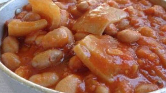 Fagioli con le cotiche alla romana: un piatto genuino e saporito.
