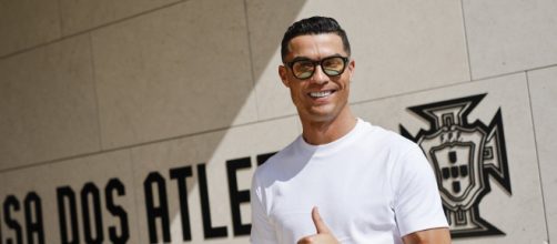 Cristiano Ronaldo posa en la federaci&oacute;n portuguesa (Twitter/@cristiano)
