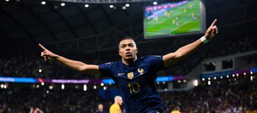 Mbapp&eacute; celebra un gol con Francia (Twitter/@kmbappe)