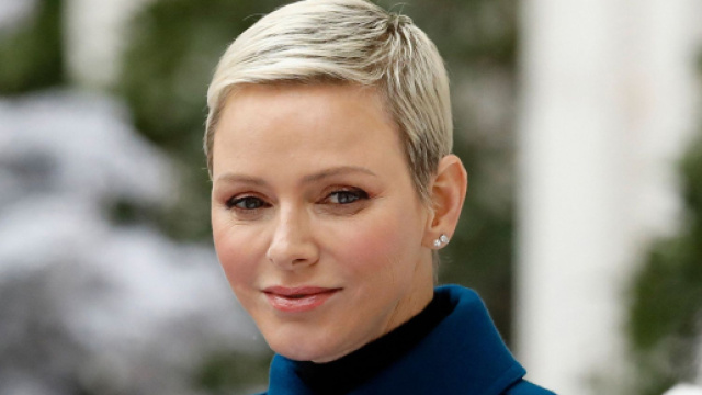Tagli capelli e tonalit&agrave; per l'inverno 2024, il castano nocciola e il pixie cut di Charl&egrave;ne di Monaco.