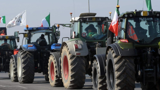Protesta dei trattori, gli agricoltori in marcia verso Sanremo durante le serate del Festival.