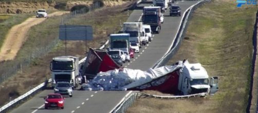 El accidente provoc&oacute; retenciones de hasta tres kil&oacute;metros (X, @DGTes)