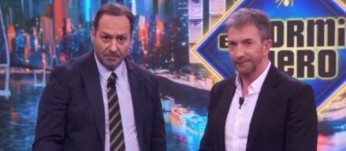 El falso &Aacute;balos lleg&oacute; al plat&oacute; con una manta para tirar de ella, si hacia falta (Captura de pantalla de Antena 3)